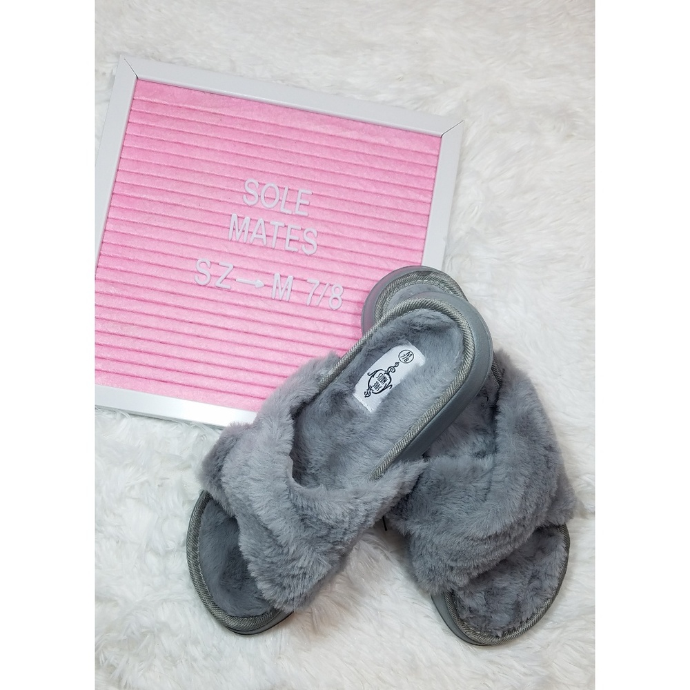 NWT Fuzzy slipper slides Gray Sz.M